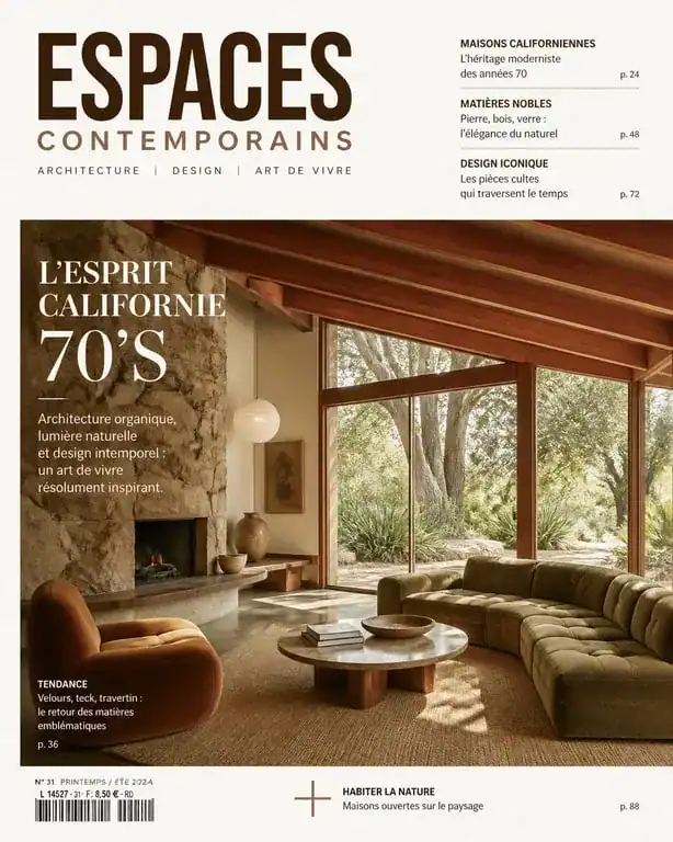 Salon de maison californienne années 70 avec baies vitrées et mobilier design