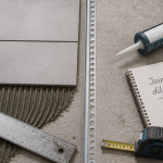 Carrelage joint de dilatation sur chantier avec outils