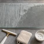 Vinaigre et bicarbonate pour enlever le calcaire sur les parois de douche, sans frotter
