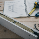 Isolation cloison entre 2 chambres en coupe avec outils