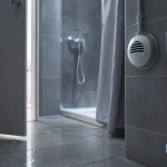VMC dans salle de bain : bouche d’extraction au-dessus de la douche, anti-moisissures