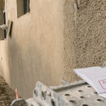 Crépi ou enduit extérieur : application projetée et talochée sur façade