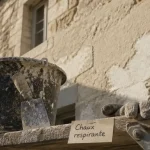 Enduit à la chaux facade : chaux respirante sur façade ancienne, sable et truelle