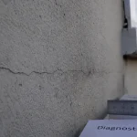 Micro fissure crépi extérieur : gros plan diagnostic moins de 0,2 mm