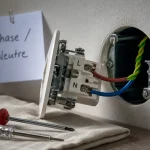 Phase et neutre sur une prise : repères L et N