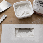 Platre pour reboucher un trou de plaque de plâtre en cours
