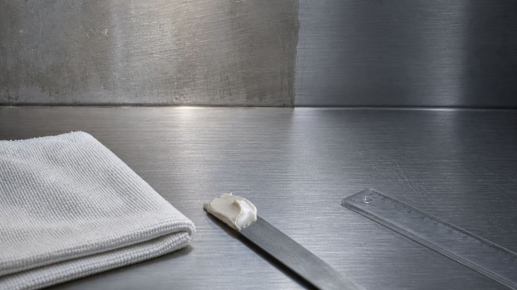Rayure inox sur inox brossé : sens du grain et micro-rayures