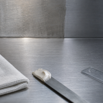 Rayure inox sur inox brossé : sens du grain et micro-rayures