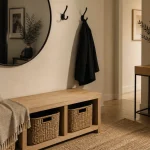 Déco entrée maison : banc coffre en bois clair et miroirs