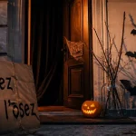 Décoration halloween maison : entrée sombre, citrouille LED et chauves-souris papier