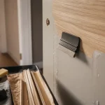 Décoration porte intérieur avec adhésif effet bois clair et moulures