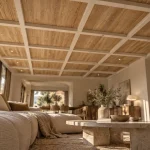 Idées plafond déco : plafond à tasseaux en chêne clair, salon lumineux