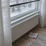 Rideaux sur radiateur : voilage pour distance et chauffage